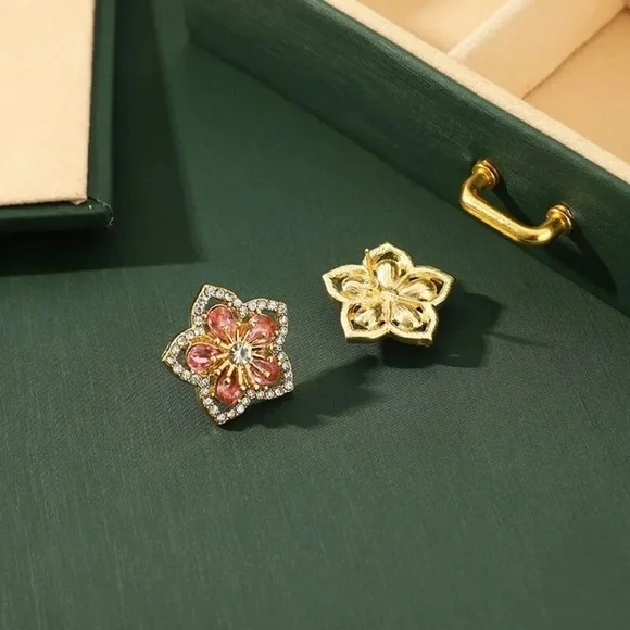 💖5 items for $25 Sale!💖 Beautiful Rhinestone Flower Earrings - Picture 2 of 6